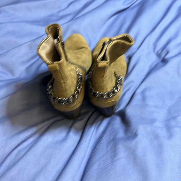 Cute boots - Picture 2 of 3